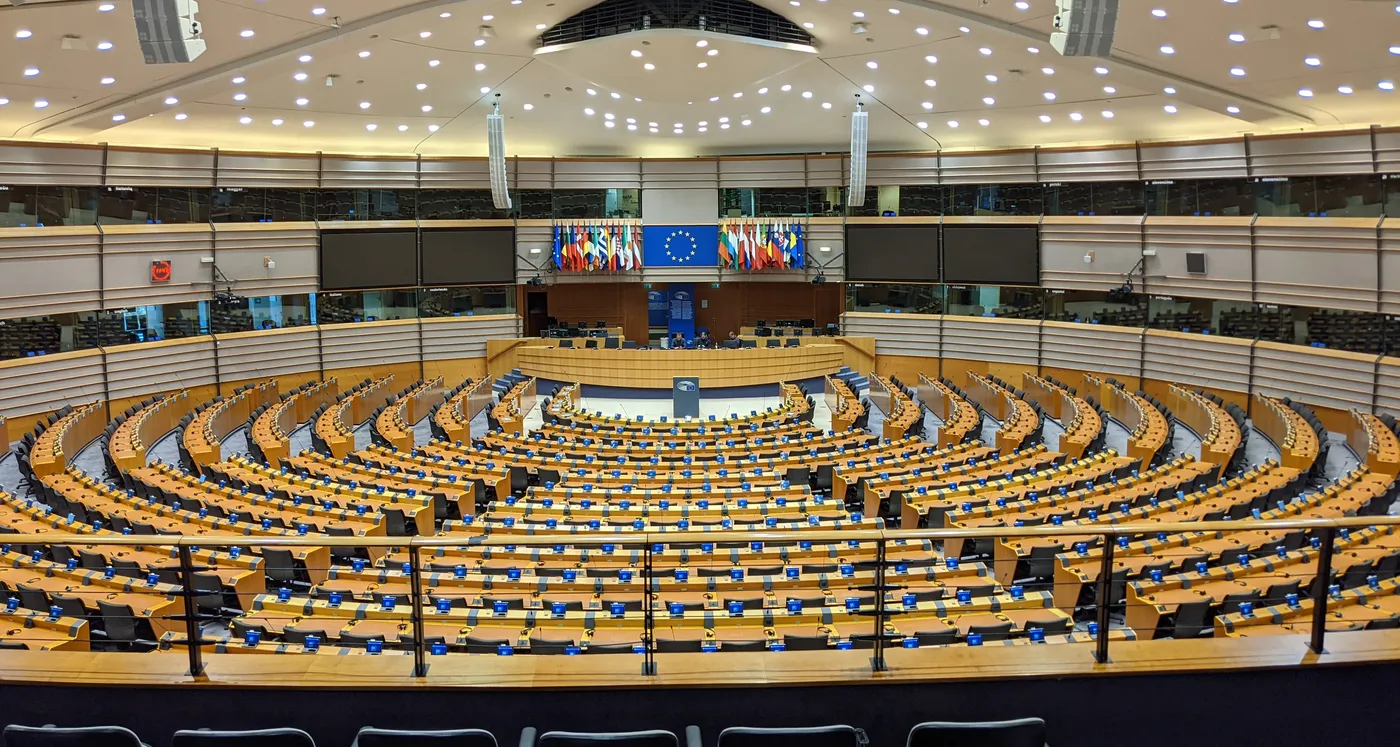De halfronde vergaderzaal van het Europees Parlement in Brussel, met de Europese vlag in het midden